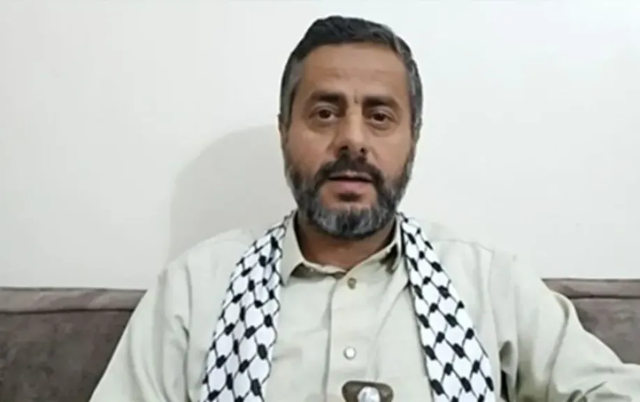 قيادي حوثي يوجه نصائح لـ إيران ويحذّرها من أن التأخر في الاستجابة سيجعل الهجوم عليها أكثر شدة وتدميرًا